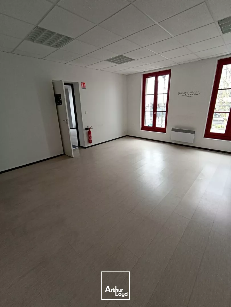 A VENDRE - BUREAUX DE 318m² SITUÉS EN BORDURE DE L'AVENUE DE PARIS A NIORT