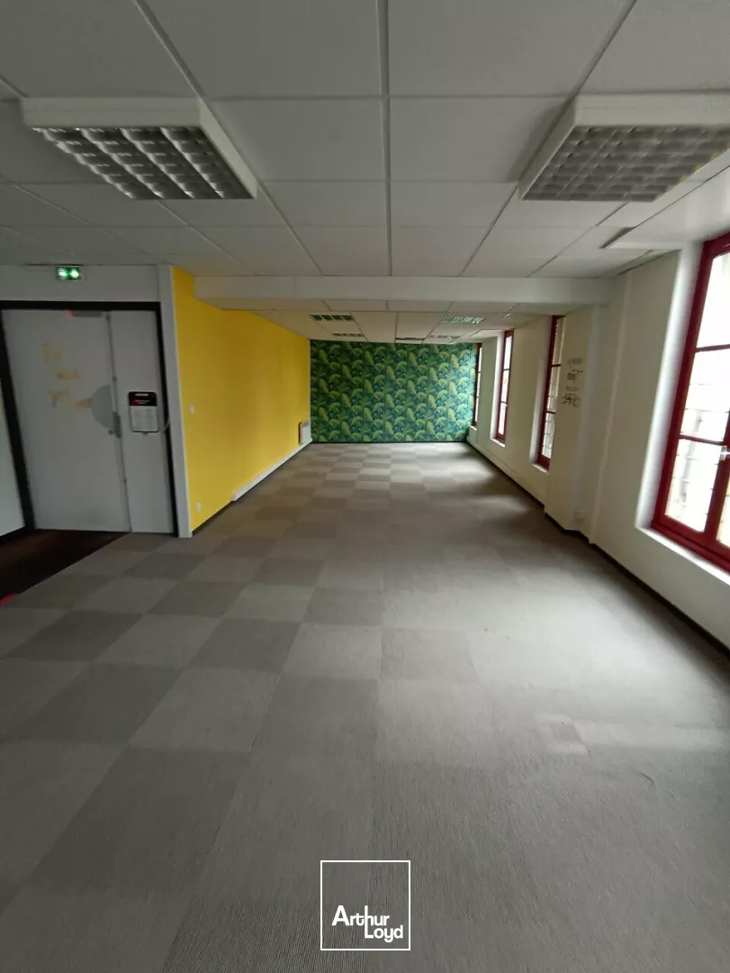 A VENDRE - BUREAUX DE 318m² SITUÉS EN BORDURE DE L'AVENUE DE PARIS A NIORT