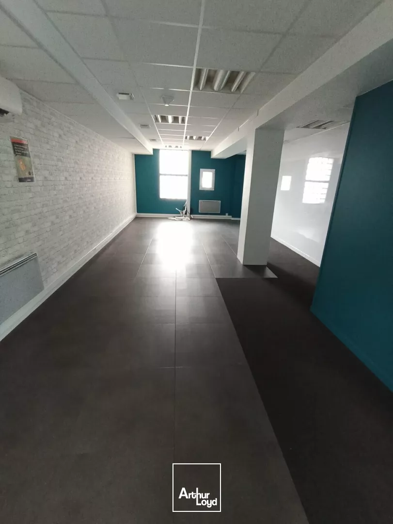 A VENDRE - BUREAUX DE 318m² SITUÉS EN BORDURE DE L'AVENUE DE PARIS A NIORT