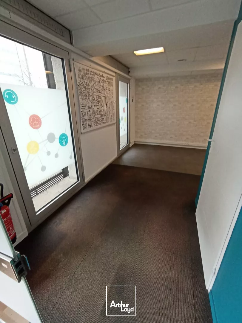 A VENDRE - BUREAUX DE 318m² SITUÉS EN BORDURE DE L'AVENUE DE PARIS A NIORT