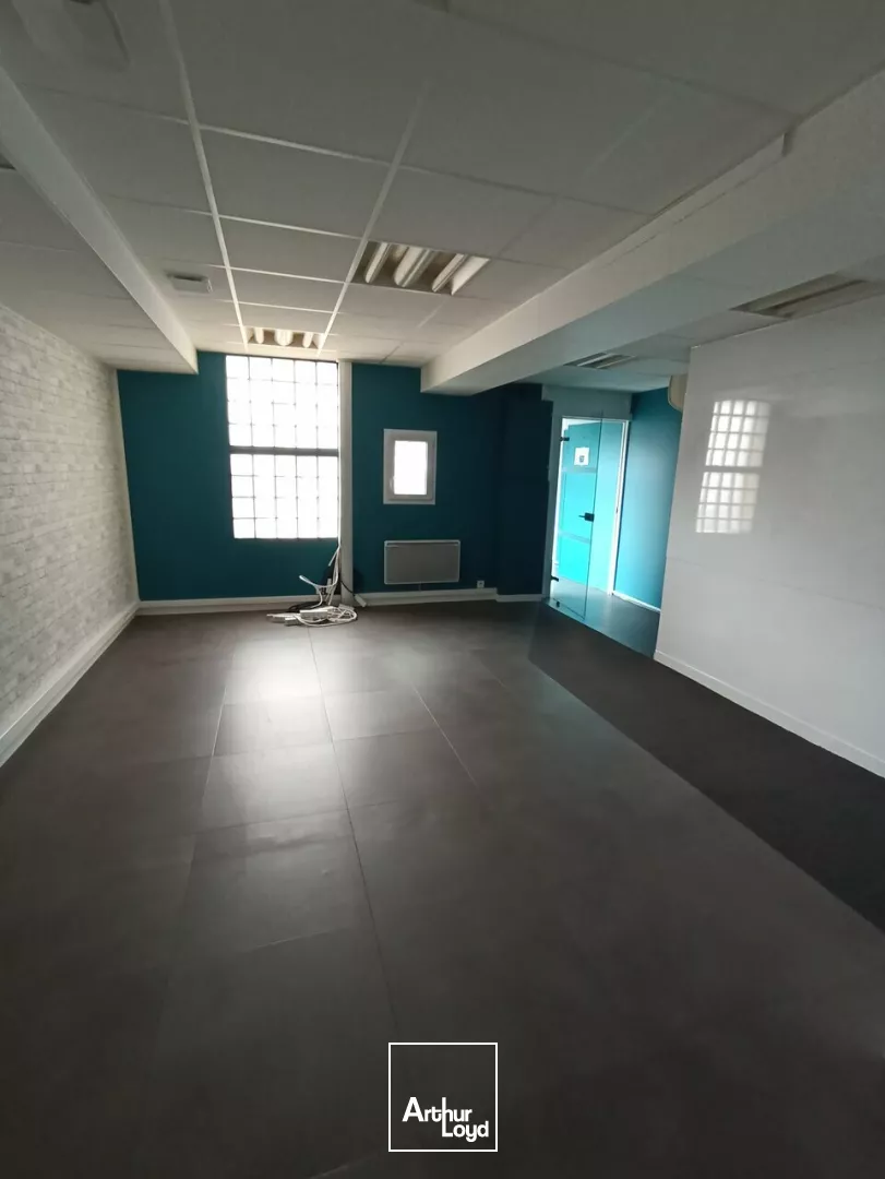 A VENDRE - BUREAUX DE 318m² SITUÉS EN BORDURE DE L'AVENUE DE PARIS A NIORT