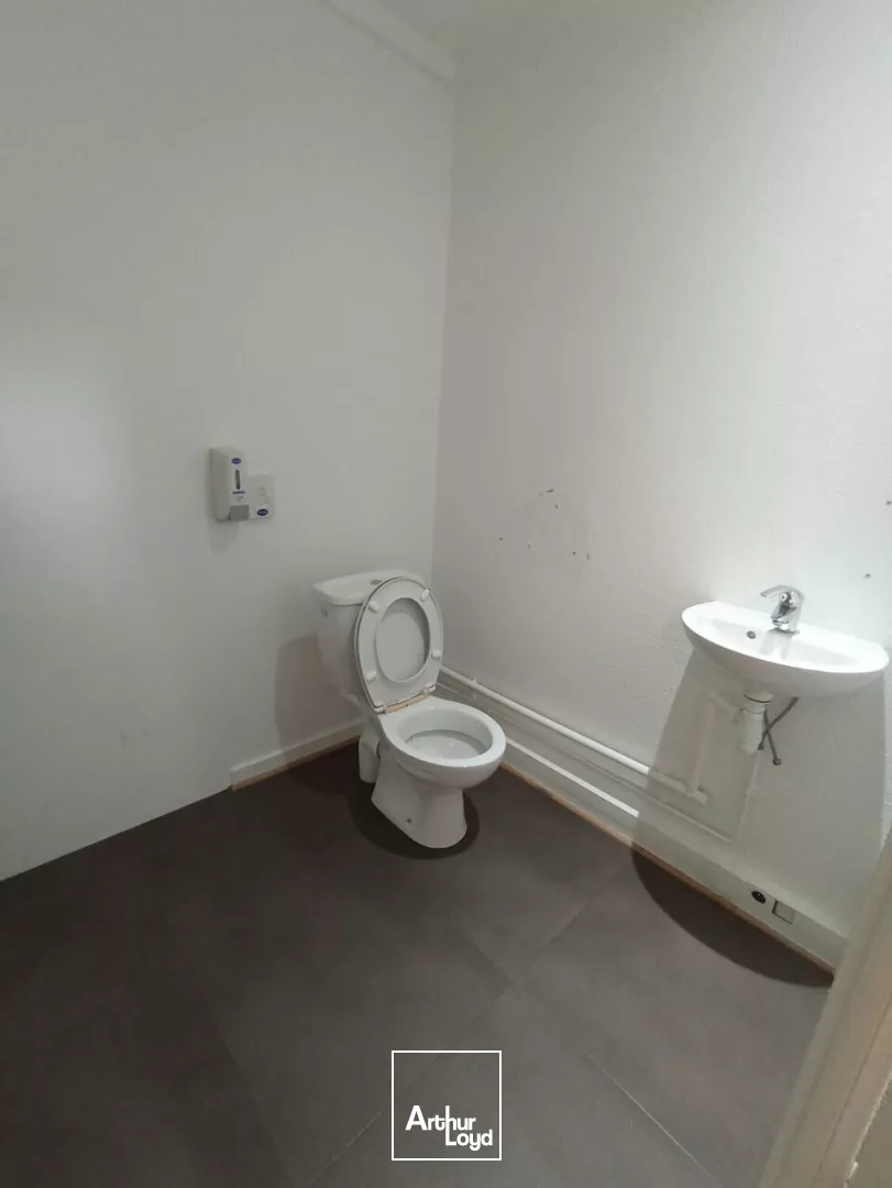 A VENDRE - BUREAUX DE 318m² SITUÉS EN BORDURE DE L'AVENUE DE PARIS A NIORT