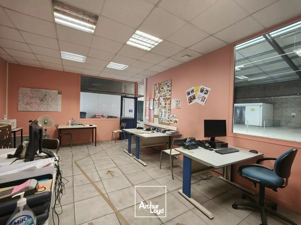 POITIERS ZONE COMMERCIALE AUCHAN SUD - ENTREPOT A LOUER 750M²