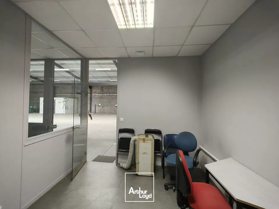 POITIERS ZONE COMMERCIALE AUCHAN SUD - ENTREPOT A LOUER 750M²