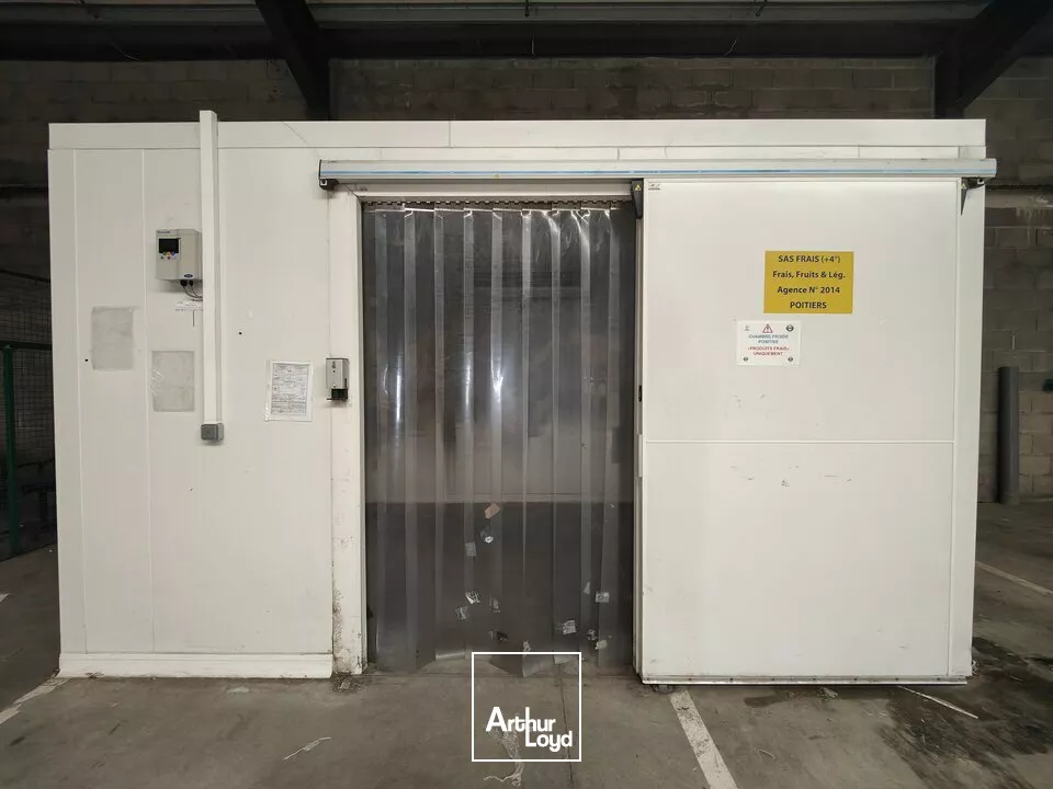 POITIERS ZONE COMMERCIALE AUCHAN SUD - ENTREPOT A LOUER 750M²