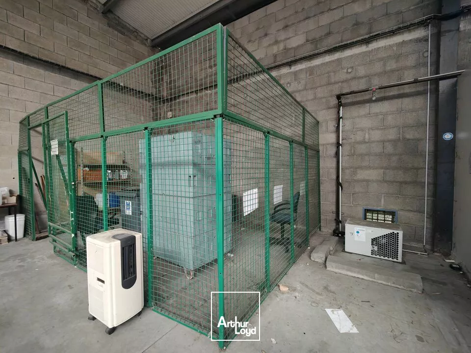 POITIERS ZONE COMMERCIALE AUCHAN SUD - ENTREPOT A LOUER 750M²