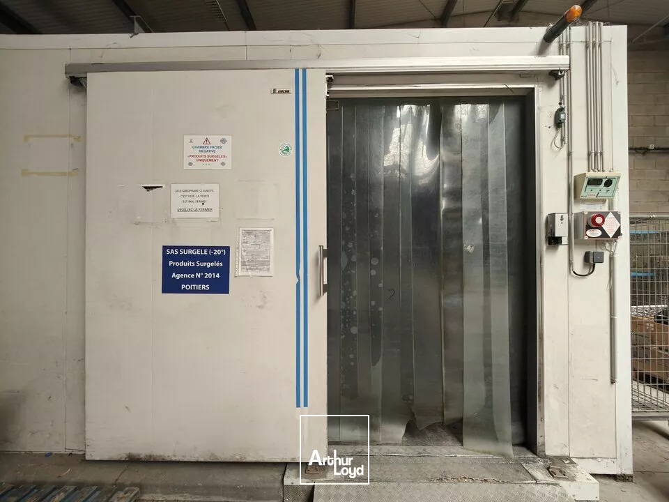 POITIERS ZONE COMMERCIALE AUCHAN SUD - ENTREPOT A LOUER 750M²