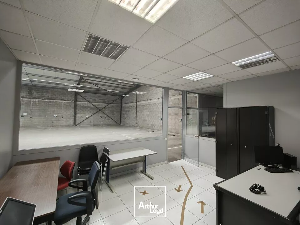 POITIERS ZONE COMMERCIALE AUCHAN SUD - ENTREPOT A LOUER 750M²