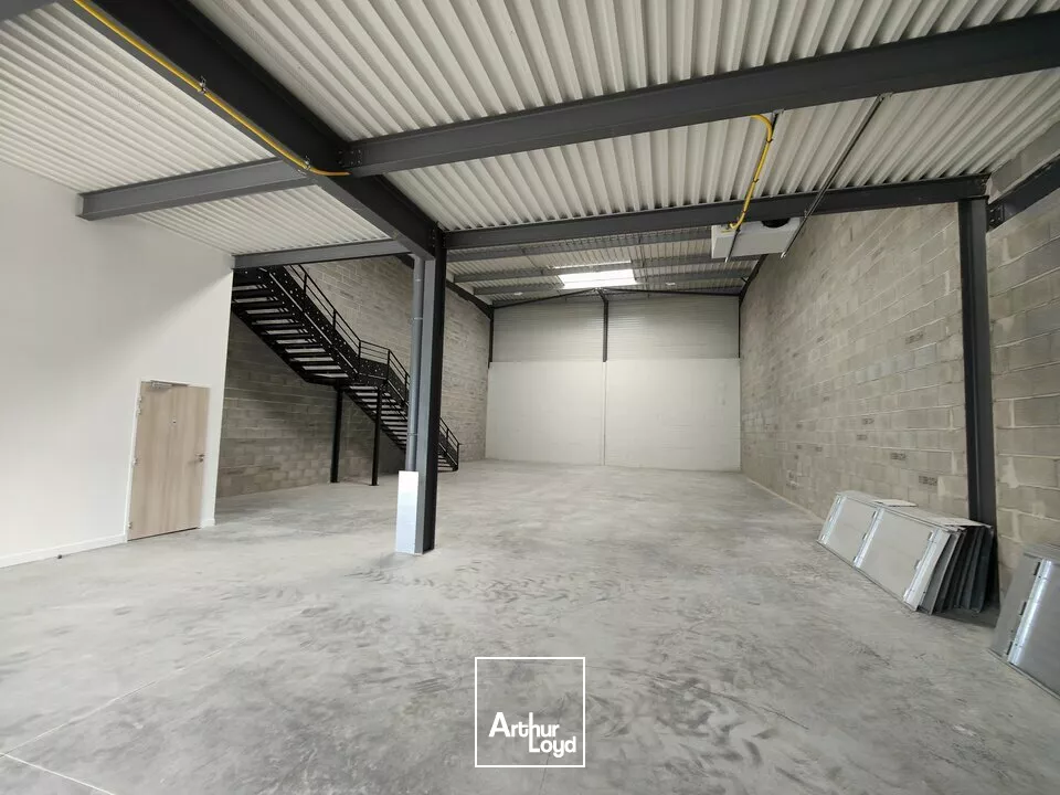 POITIERS ZI REPUBLIQUE - LOCAUX D'ACTIVITES A LOUER - BUREAUX ET ENTREPOT 396M²