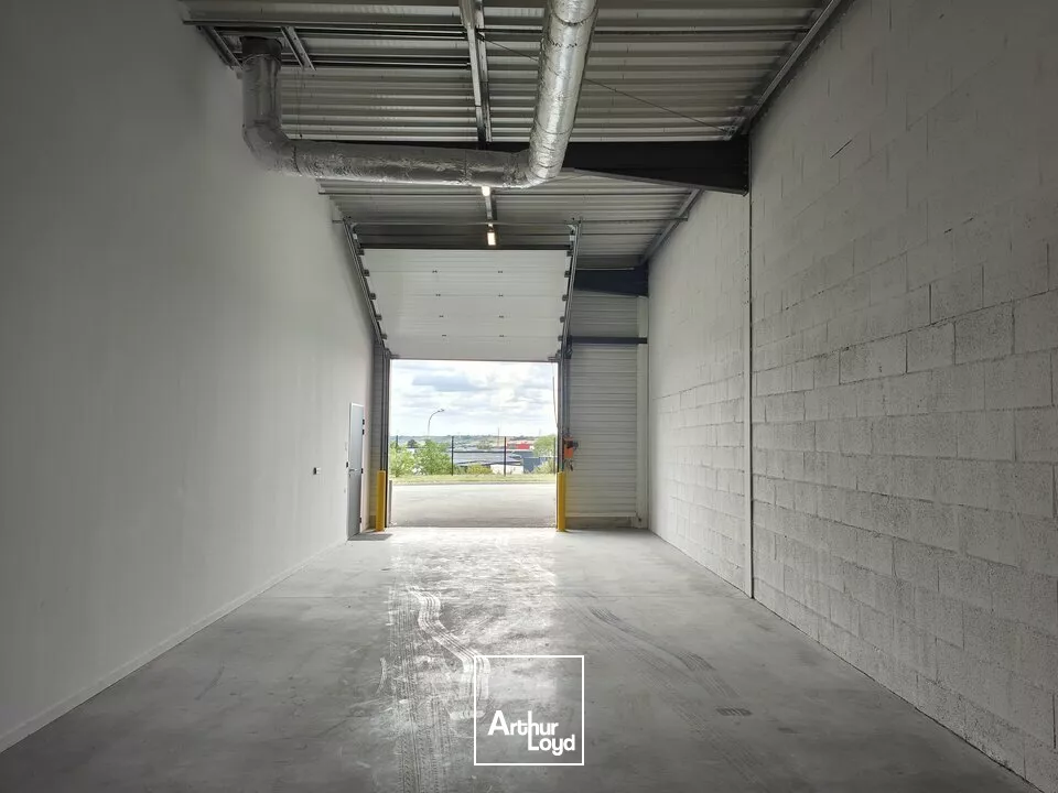 ZI REPUBLIQUE A POITIERS - LOCAL D'ACTIVITES RECENT A LOUER - 180M²