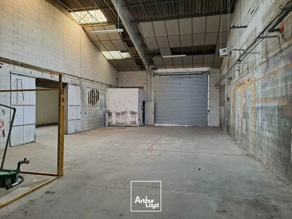 A LOUER LOCAL COMMERCIAL 1 240m² PROCHE ZONE DU LECLERC JARDRES (86)