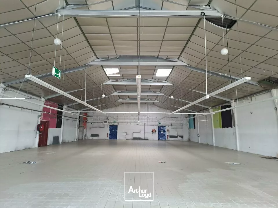 A LOUER LOCAL COMMERCIAL 1 240m² PROCHE ZONE DU LECLERC JARDRES (86)