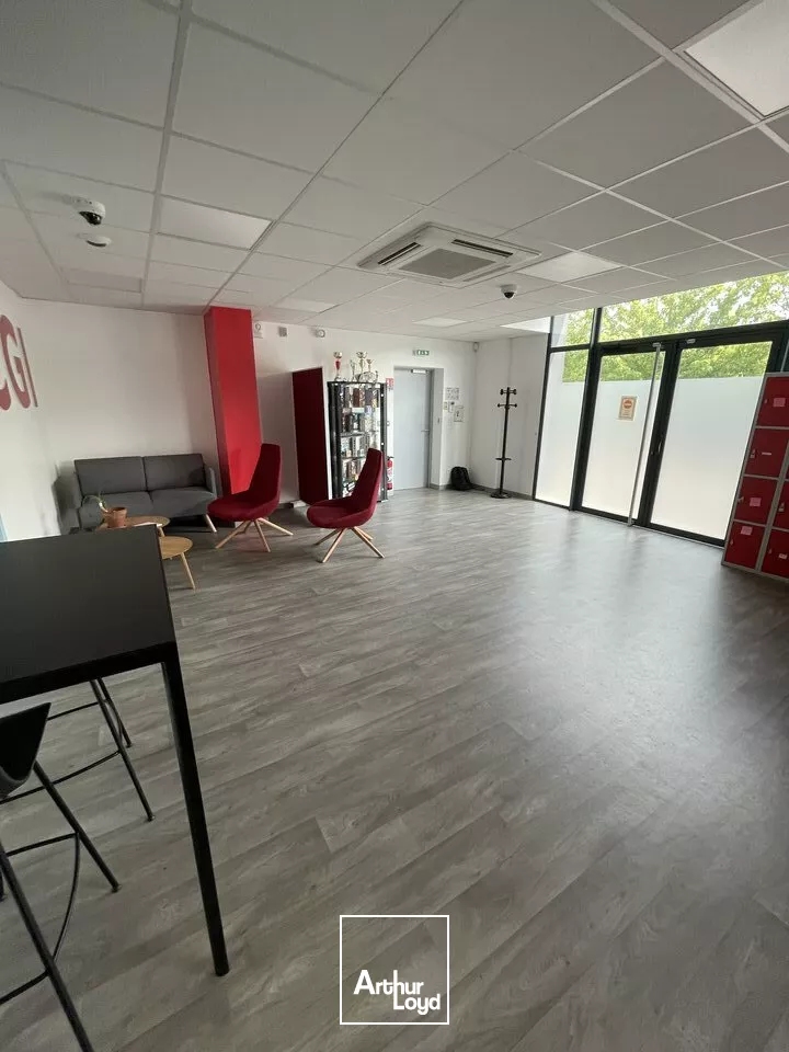 LOCATION 434m2 IMMEUBLE DE BUREAUX AVEC PARKINGS AVENUE DE LA ROCHELLE NIORT