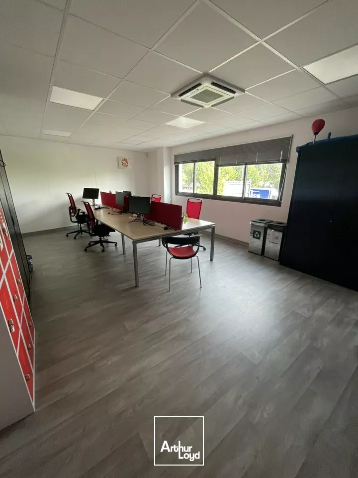 LOCATION 434m2 IMMEUBLE DE BUREAUX AVEC PARKINGS AVENUE DE LA ROCHELLE NIORT