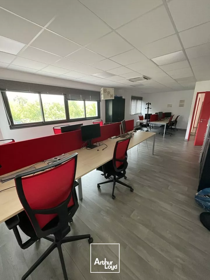 LOCATION 434m2 IMMEUBLE DE BUREAUX AVEC PARKINGS AVENUE DE LA ROCHELLE NIORT