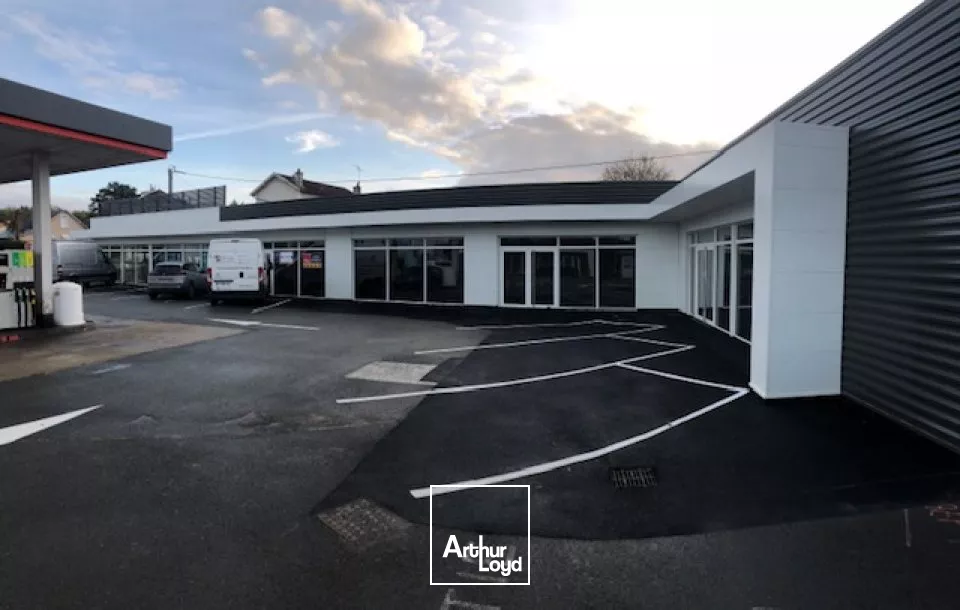 A LOUER LOCAL COMMERCIAL DE 214m² - AXE PASSANT - POITIERS SUD AVENUE DU 8 MAI 1945