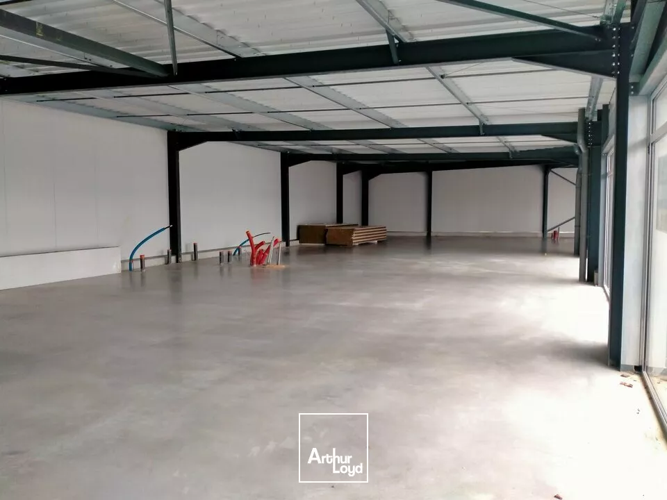 A LOUER LOCAL COMMERCIAL DE 214m² - AXE PASSANT - POITIERS SUD AVENUE DU 8 MAI 1945