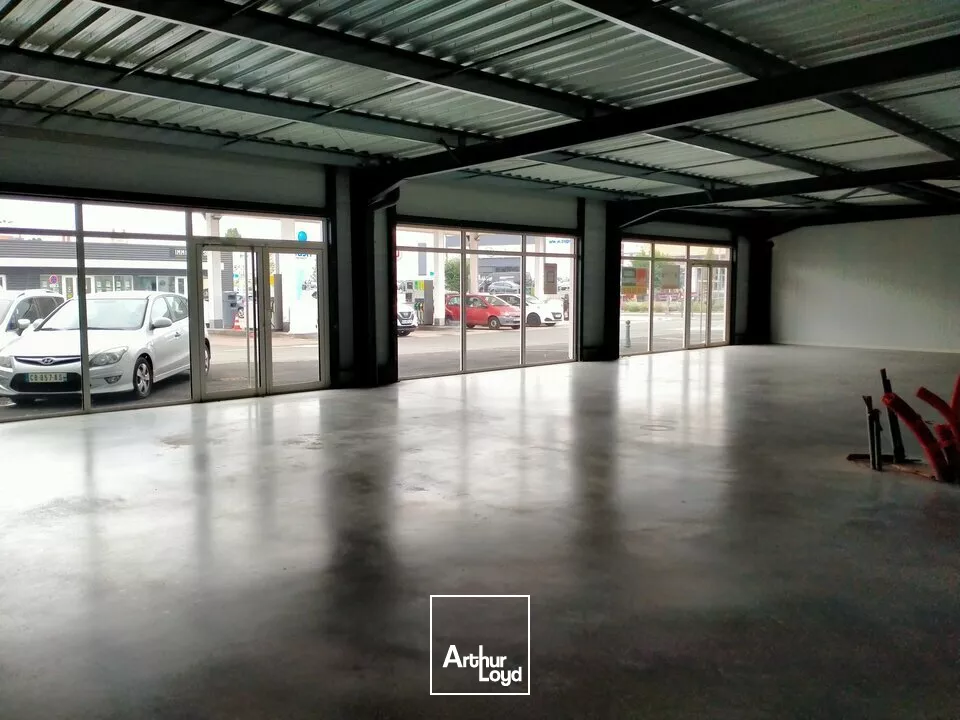 A LOUER LOCAL COMMERCIAL DE 214m² - AXE PASSANT - POITIERS SUD AVENUE DU 8 MAI 1945