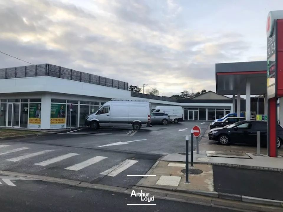 A LOUER LOCAL COMMERCIAL DE 214m² - AXE PASSANT - POITIERS SUD AVENUE DU 8 MAI 1945