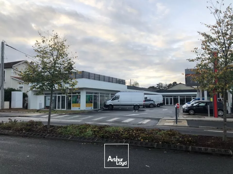 A LOUER LOCAL COMMERCIAL DE 214m² - AXE PASSANT - POITIERS SUD AVENUE DU 8 MAI 1945