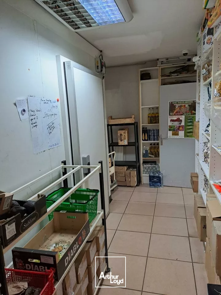 A VENDRE LOCAL COMMERCIAL AVEC EXCELLENTE VISIBILITE SUR AXE D910 CHATELLERAULT / TOURS.