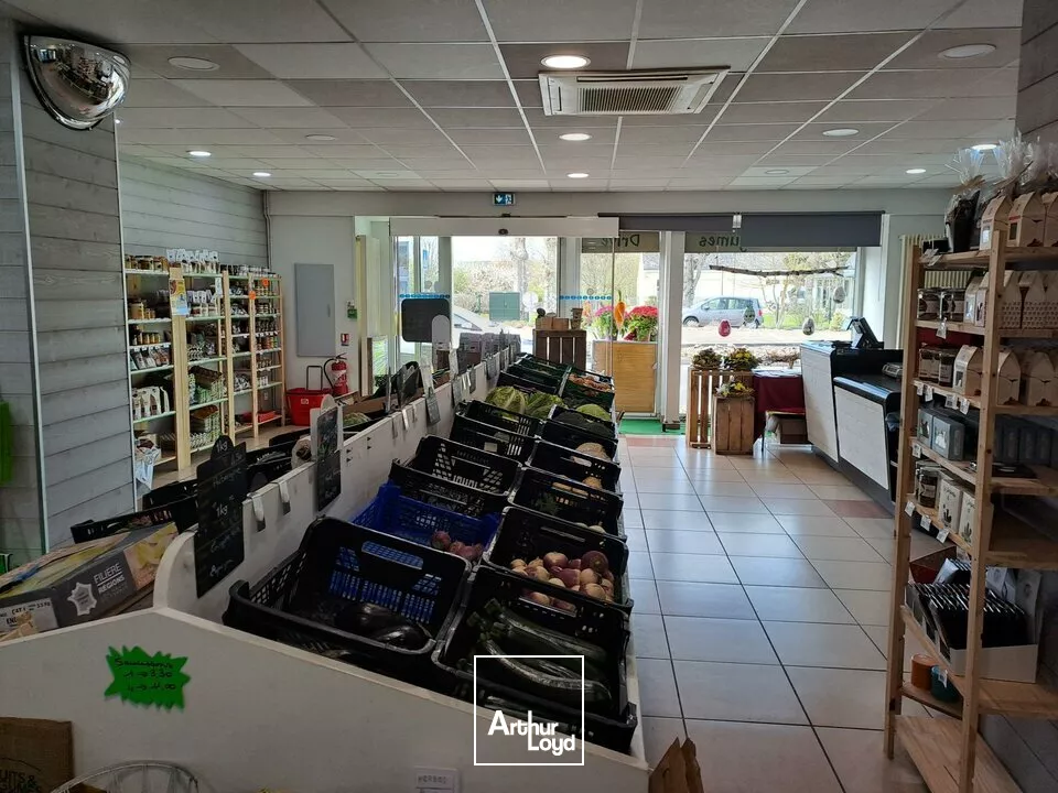 A VENDRE LOCAL COMMERCIAL AVEC EXCELLENTE VISIBILITE SUR AXE D910 CHATELLERAULT / TOURS.