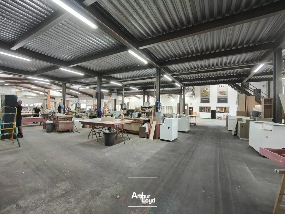 A LOUER / A VENDRE - BATIMENT INDUSTRIEL - GRAND POITIERS CHASSENEUIL 2800M2