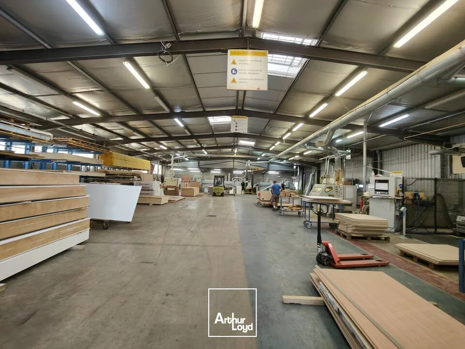 A LOUER / A VENDRE - BATIMENT INDUSTRIEL - GRAND POITIERS CHASSENEUIL 2800M2