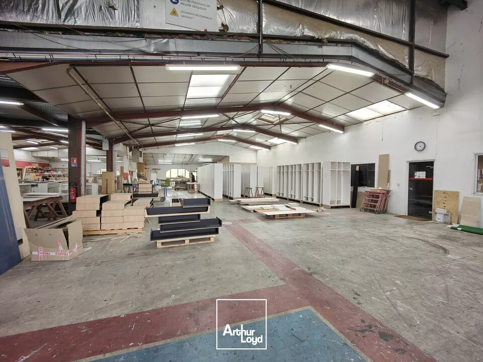 A LOUER / A VENDRE - BATIMENT INDUSTRIEL - GRAND POITIERS CHASSENEUIL 2800M2