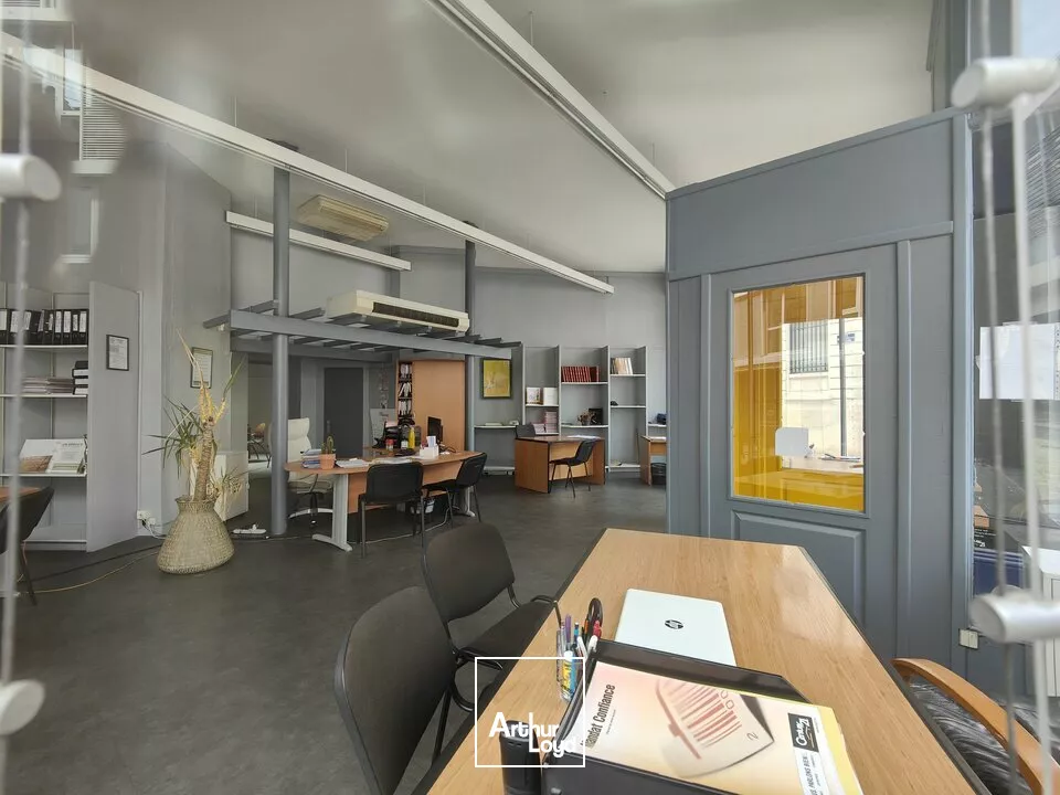 POITIERS CENTRE - BUREAUX AVEC VITRINE DE 140M² DANS LE HAUT DE LA RUE JEAN JAURES