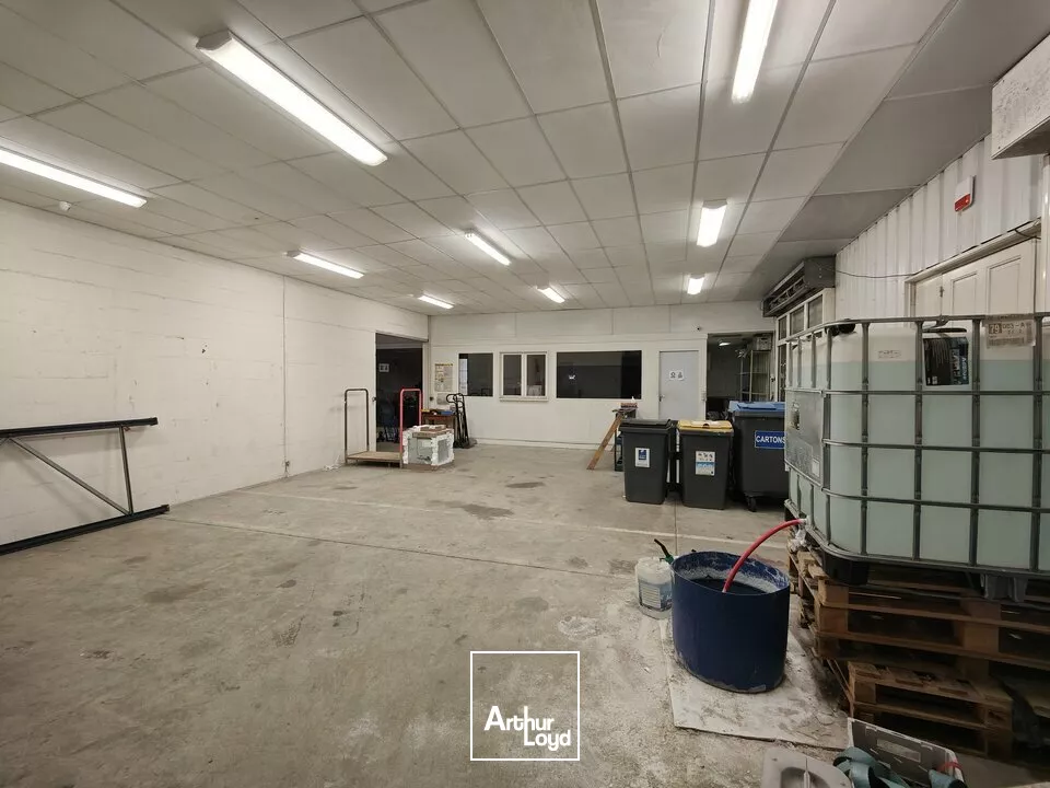 A LOUER ZI REPUBLIQUE - ENTREPOT DE 400M² AVEC UN QUAI ET DEUX PORTES RIDEAU