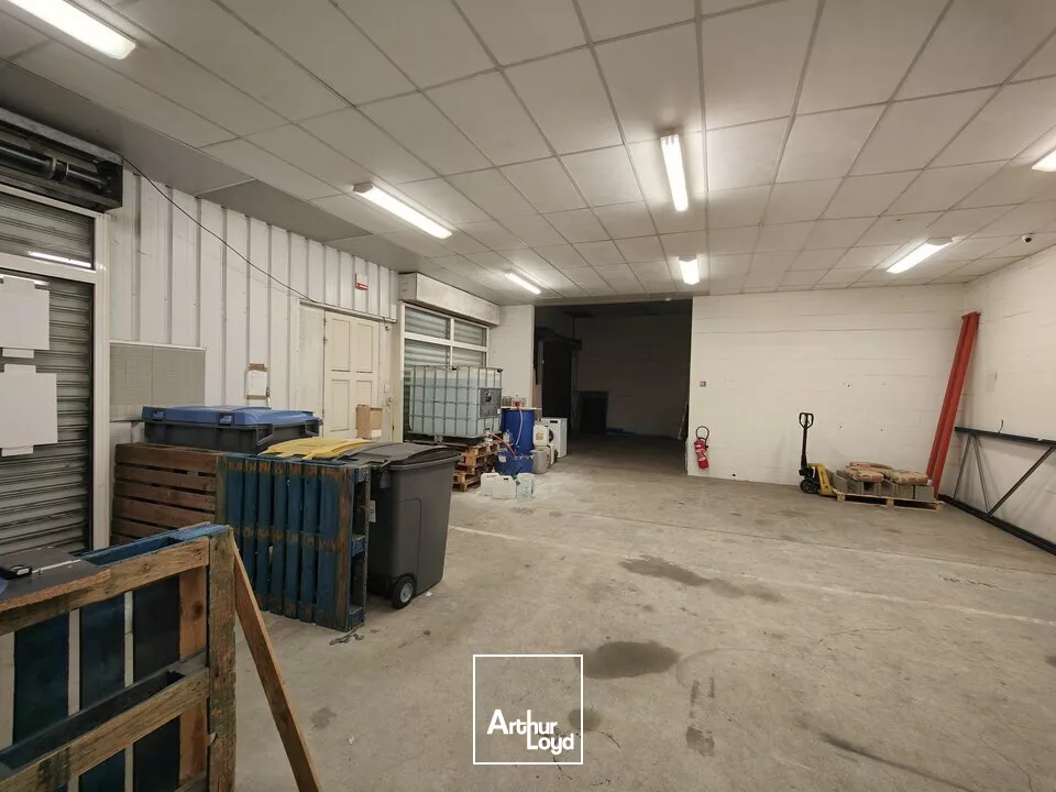 A LOUER ZI REPUBLIQUE - ENTREPOT DE 400M² AVEC UN QUAI ET DEUX PORTES RIDEAU