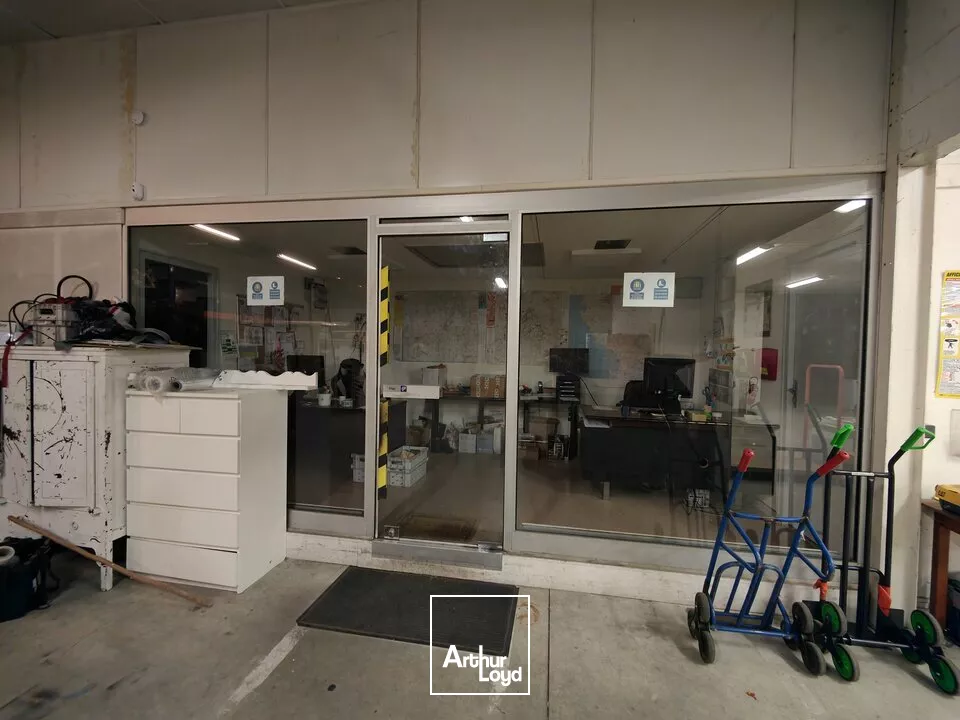 A LOUER ZI REPUBLIQUE - ENTREPOT DE 400M² AVEC UN QUAI ET DEUX PORTES RIDEAU