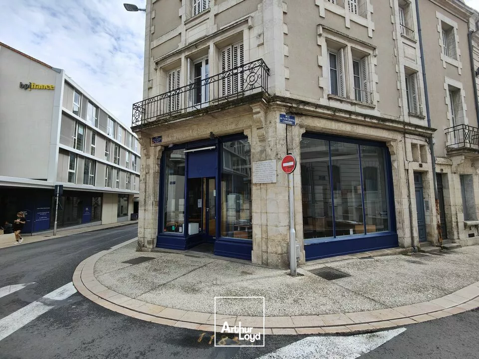 POITIERS CENTRE - LOCAL COMMERCIAL AVEC VITRINE DE 140M² DANS LE HAUT DE LA RUE JEAN JAURES
