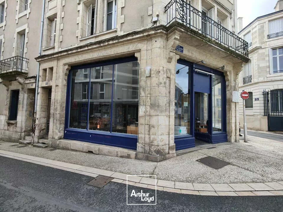 POITIERS CENTRE - LOCAL COMMERCIAL AVEC VITRINE DE 140M² DANS LE HAUT DE LA RUE JEAN JAURES