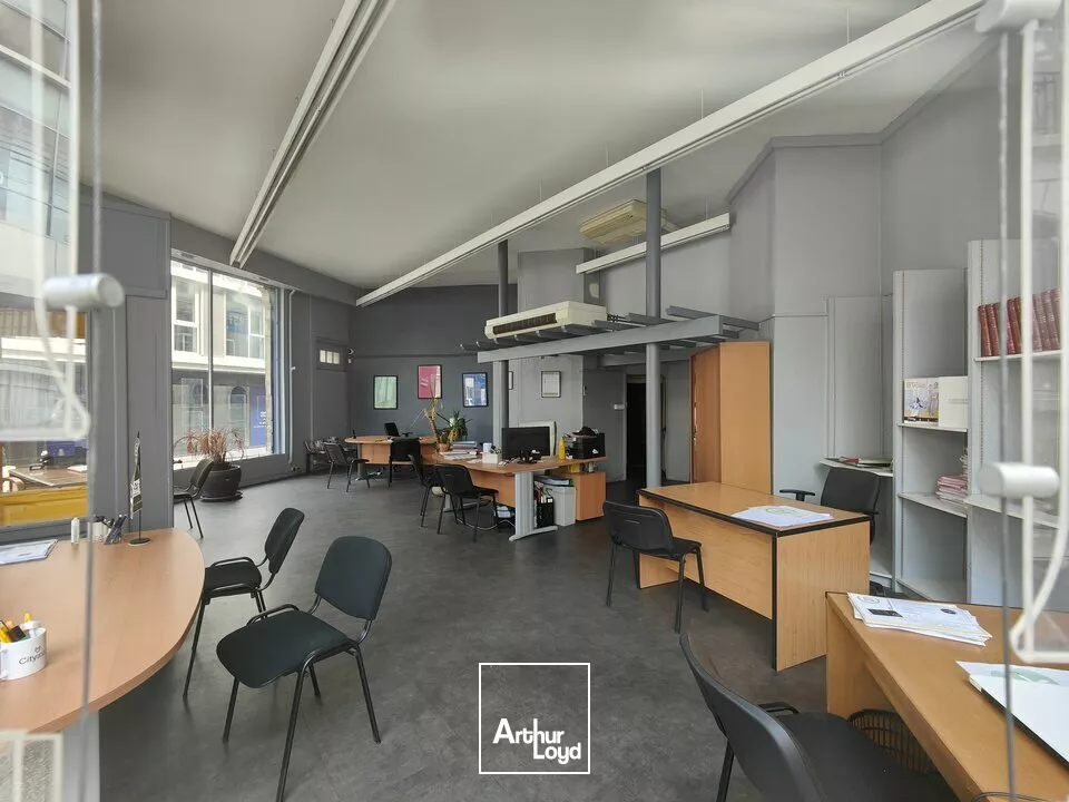 POITIERS CENTRE - LOCAL COMMERCIAL AVEC VITRINE DE 140M² DANS LE HAUT DE LA RUE JEAN JAURES