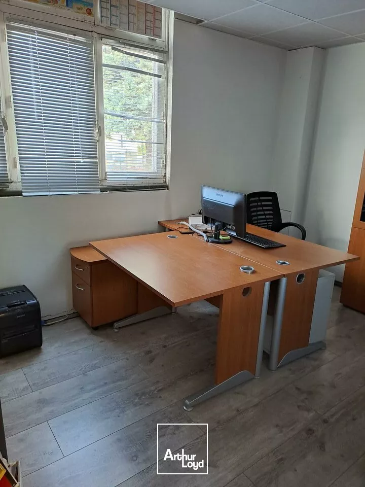 LOCAUX DE STOCKAGE A LOUER AVEC BUREAUX LOUDUN SUD (86)