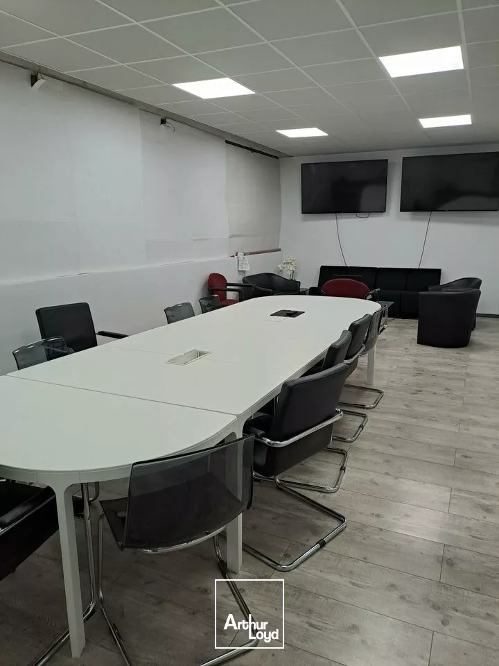 LOCAUX DE STOCKAGE A LOUER AVEC BUREAUX LOUDUN SUD (86)