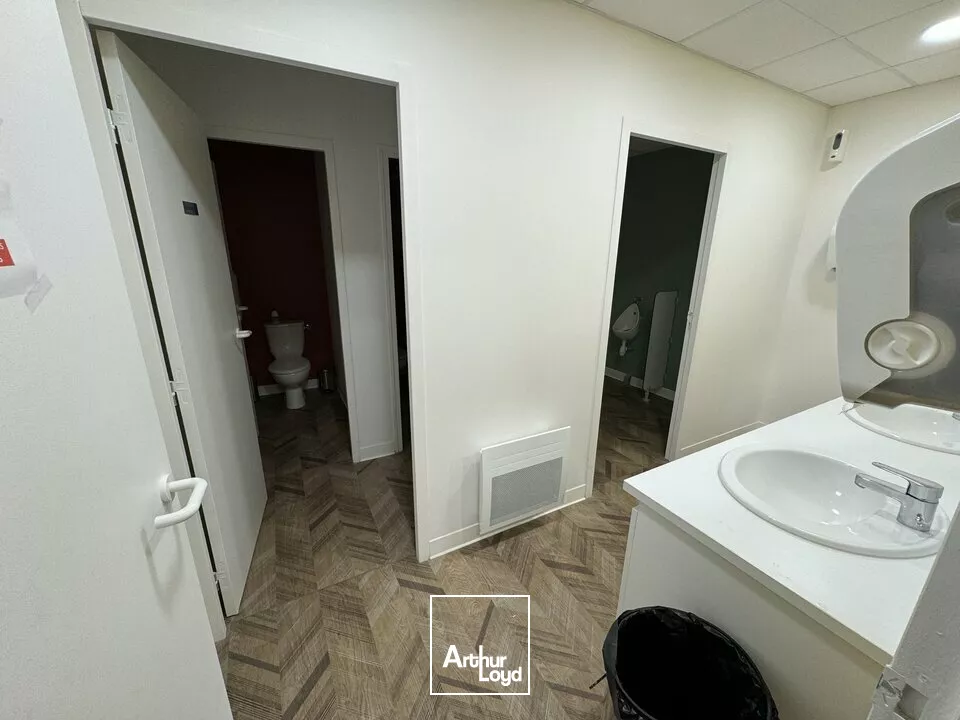 LOCATION BUREAUX A ECHIRE PROCHE MENDES FRANCE NIORT ENVIRON 305m2 AVEC PARKINGS BELLE VISIBILITE PROCHE RESTAURATION ET AUTOROUTE