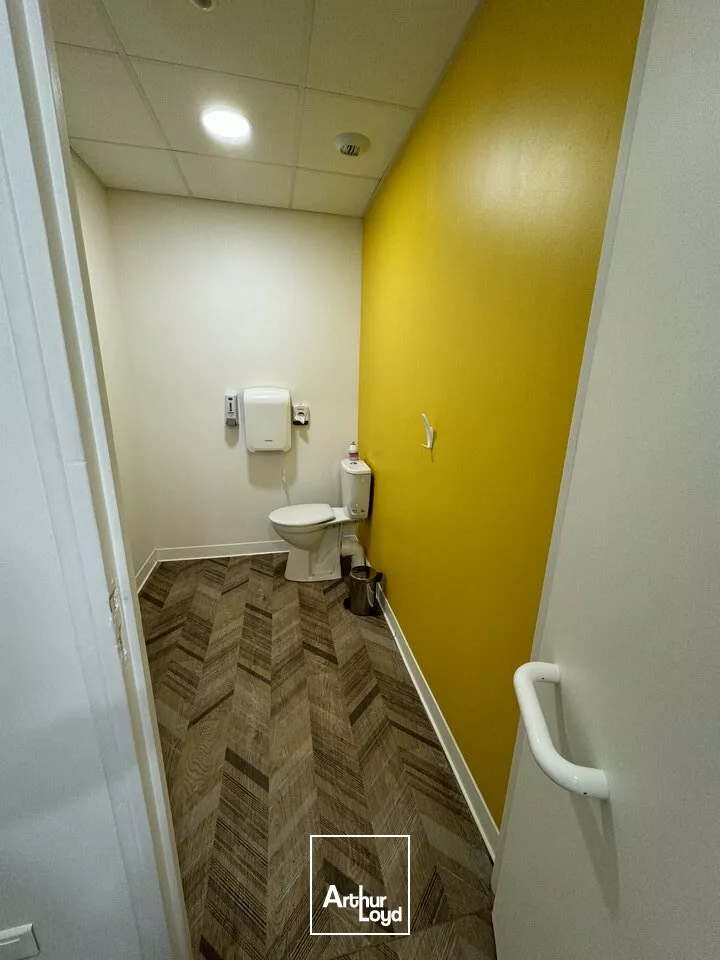 LOCATION BUREAUX A ECHIRE PROCHE MENDES FRANCE NIORT ENVIRON 305m2 AVEC PARKINGS BELLE VISIBILITE PROCHE RESTAURATION ET AUTOROUTE