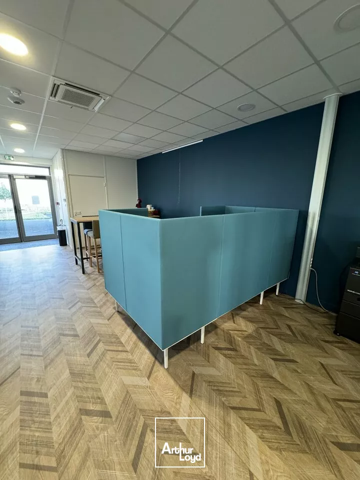 LOCATION BUREAUX A ECHIRE PROCHE MENDES FRANCE NIORT ENVIRON 305m2 AVEC PARKINGS BELLE VISIBILITE PROCHE RESTAURATION ET AUTOROUTE