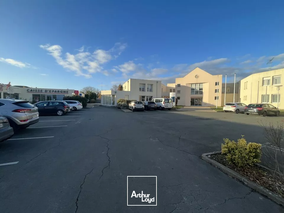 A LOUER LOCAL COMMERCIAL - PLACE CENTRE VILLE CHASSENEUIL DU POITOU