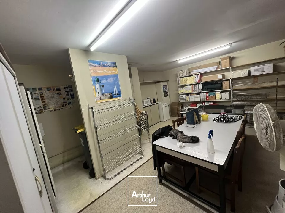 A LOUER LOCAL COMMERCIAL - PLACE CENTRE VILLE CHASSENEUIL DU POITOU