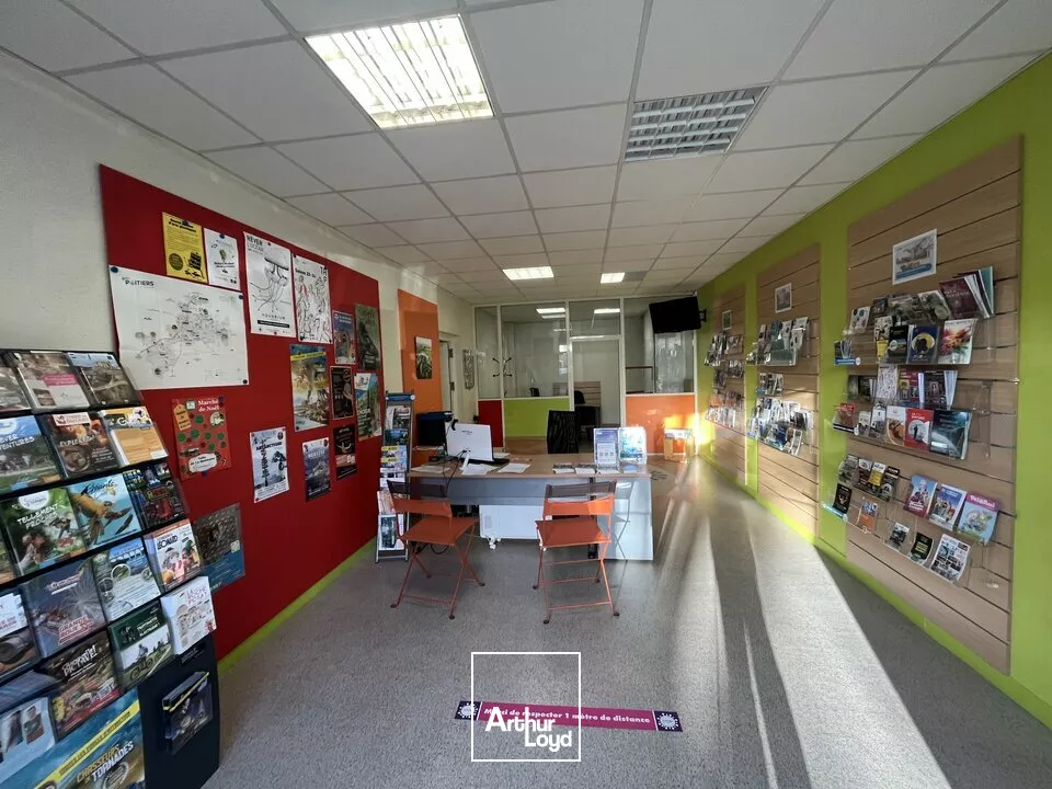 A LOUER LOCAL COMMERCIAL - PLACE CENTRE VILLE CHASSENEUIL DU POITOU