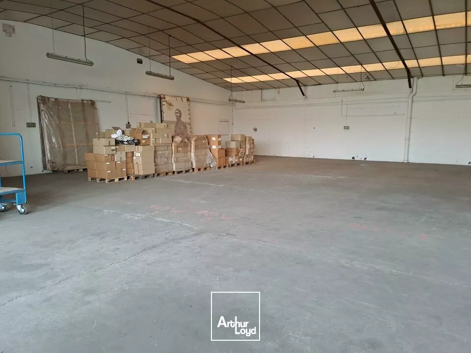 A LOUER TRES BIEN SITUÉ LOCAL DE STOCKAGE CHATELLERAULT NORD (86)