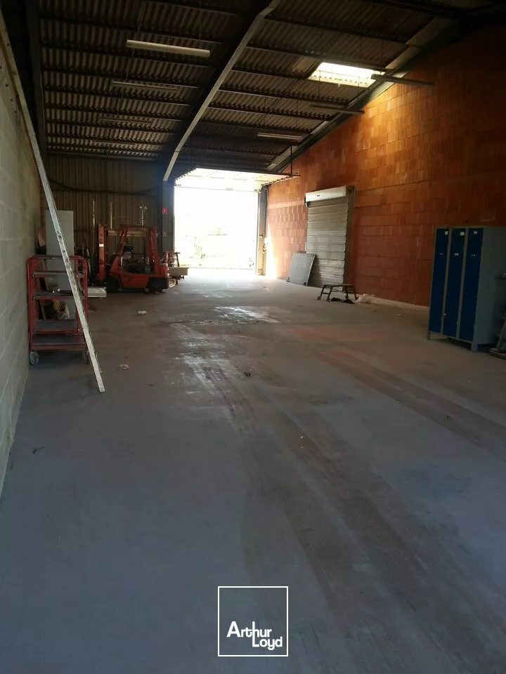 ENTREPOT 225m² PROCHE A10 A LOUER SUR ANTRAN (86)