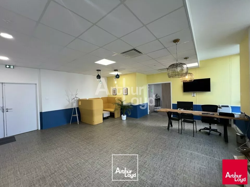 SAINT JACQUES DE LA LANDE - LA COURROUZE - BUREAUX A LOUER - 477 M² DIVISIBLE