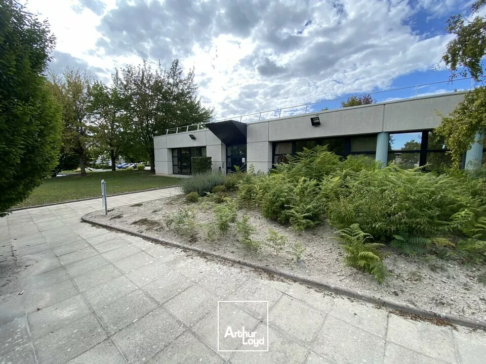 BUREAUX D'ENVIRON 196m2 