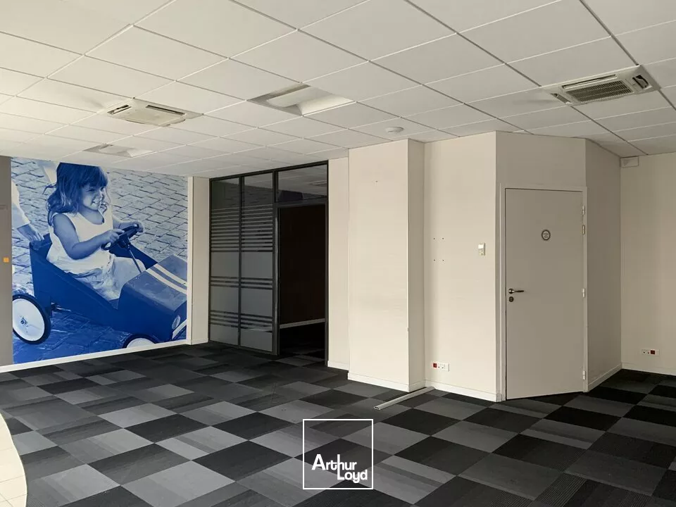 Local commercial à louer 70 m² - Saint-Pierre-des-Corps / idéal activité de services