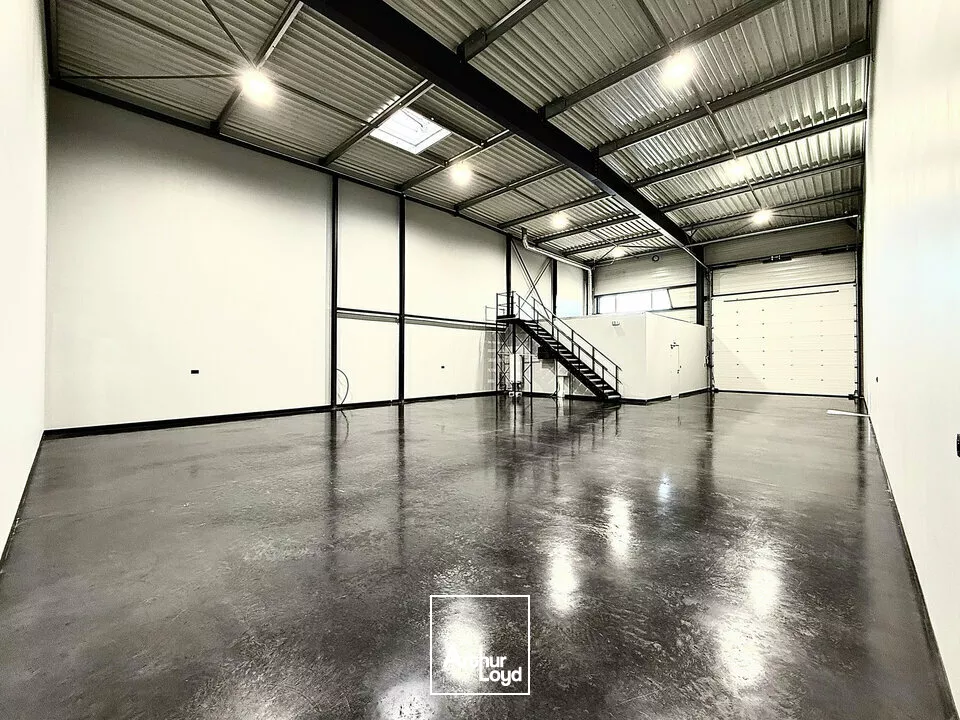  TOURS SUD EST ESVRES - A LOUER LOCAL D'ACTIVITES 305 ET 307 M² - A85 D943